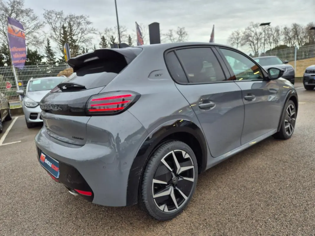 Vue 3/4 arrière droite d'une Peugeot 208 Hybrid 110 gris métallisé avec jantes alliage 17 pouces et feux arrière LED.