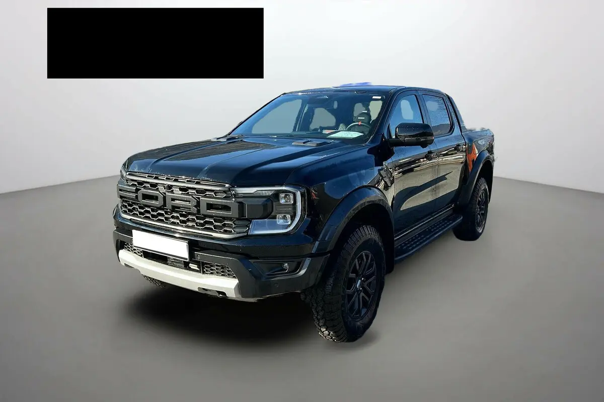 Ford Ranger Raptor noir absolu vu en 3/4 avant droit, avec calandre imposante et jantes noires tout-terrain.