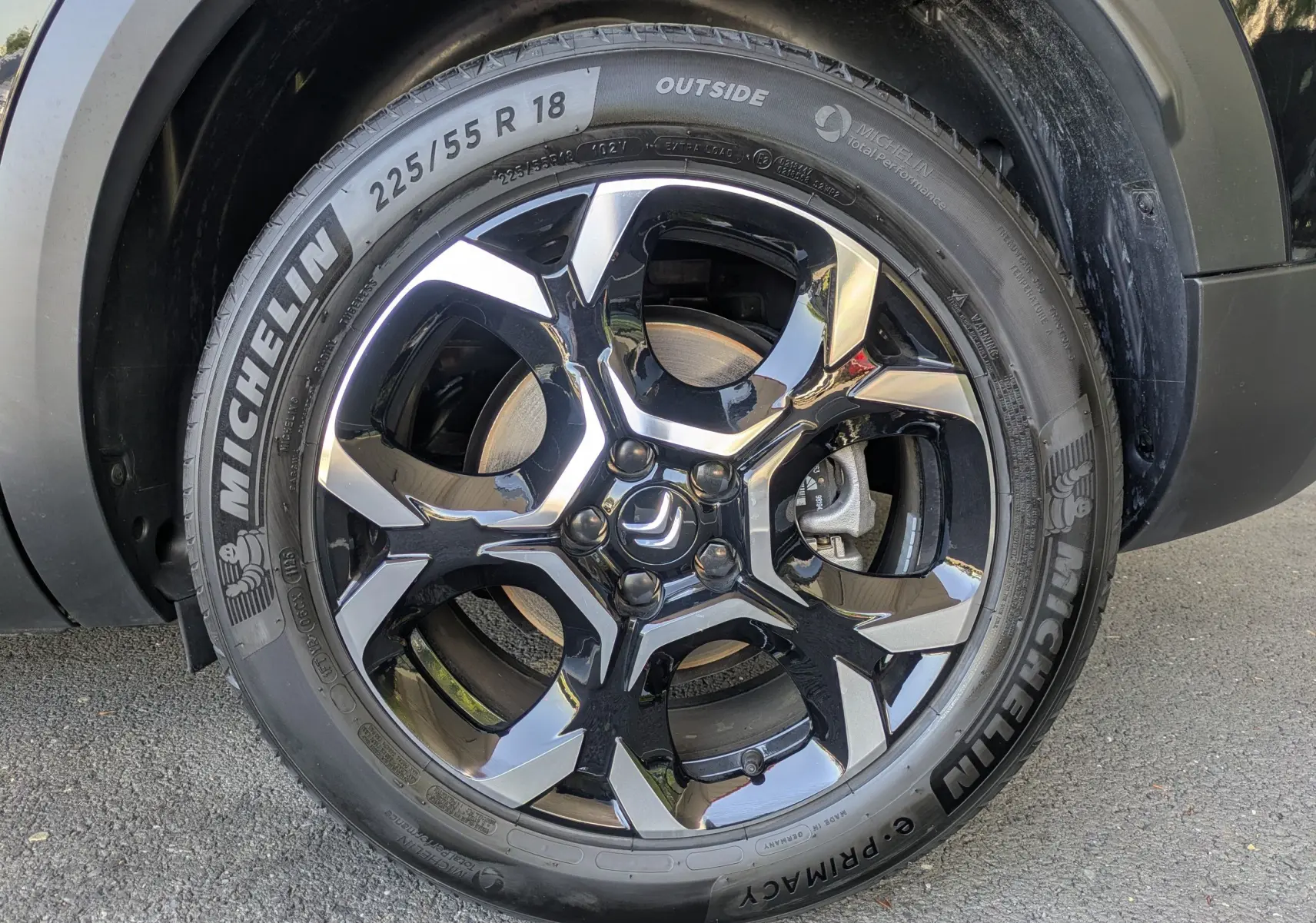 Gros plan sur la jante alliage biton 18 pouces du Citroën C5 Aircross noir Perla, avec pneu Michelin visible.
