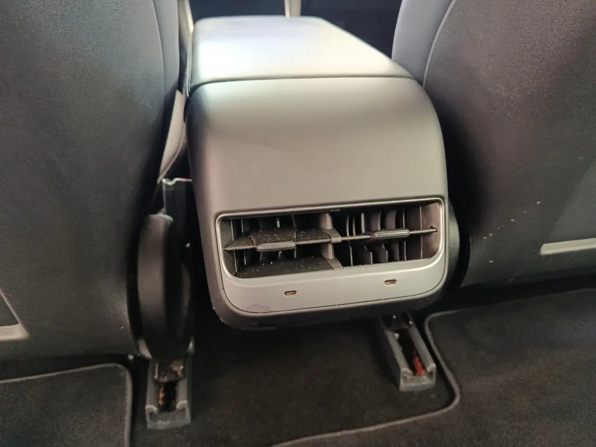 Gros plan sur la console centrale arrière noire avec bouches d’aération du Tesla Model 3 Long Range 2020.
