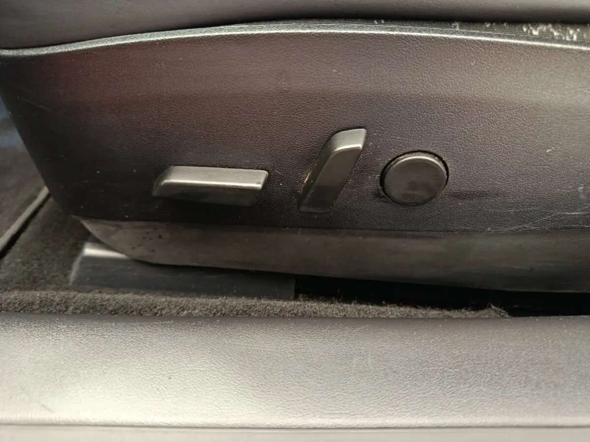 Gros plan sur les commandes de réglage électrique du siège avant noir d'une Tesla Model 3 Long Range 2020.