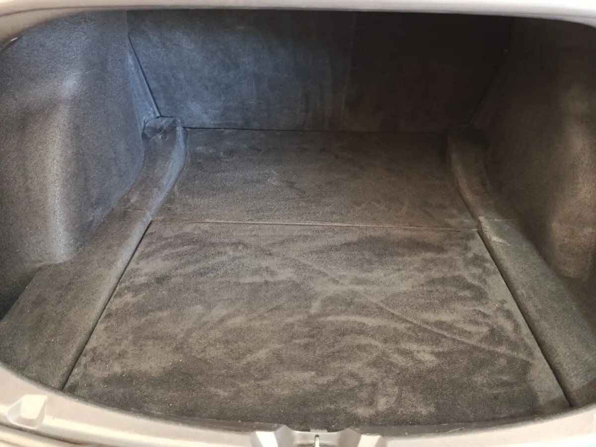 Coffre vide en vue plongeante d'une Tesla Model 3 Long Range bleu, montrant un espace de rangement propre et spacieux.