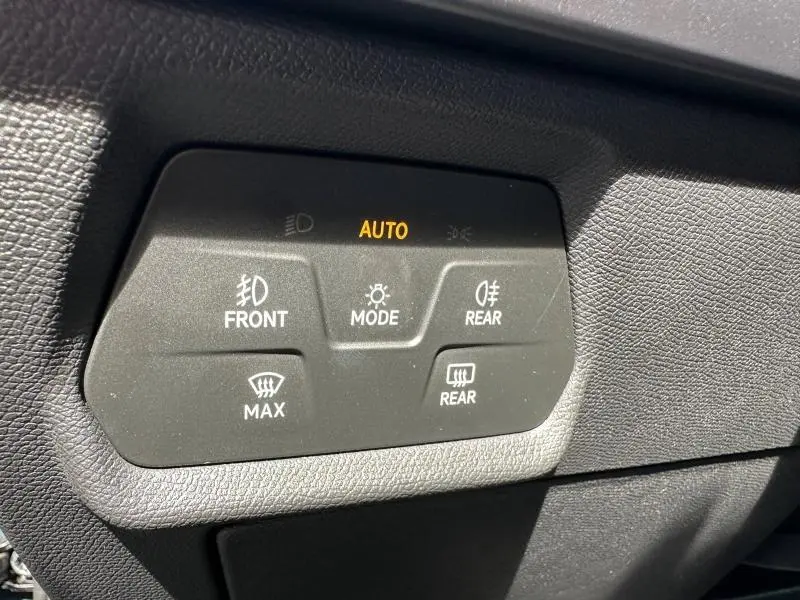 Gros plan sur les commandes d’éclairage du tableau de bord du CUPRA Formentor 2.0 TDI 150ch, avec indication AUTO allumée.
