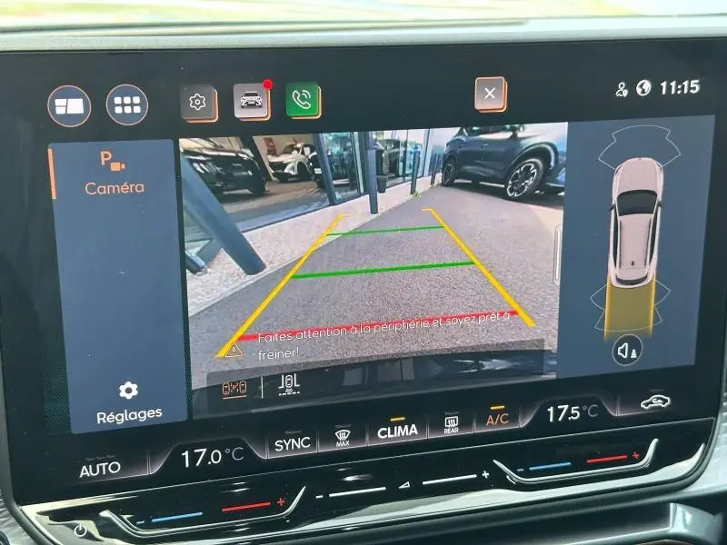 Écran tactile montrant la caméra de recul avec vue arrière et alertes de sécurité du CUPRA Formentor bleu.