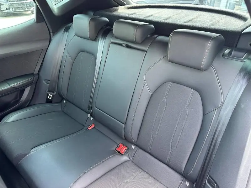 Vue intérieure sur la banquette arrière noire en textile et TEP du CUPRA Formentor 2.0 TDI 2025, avec ceintures et appuie-têtes.