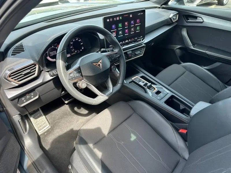 Vue intérieure côté conducteur du CUPRA Formentor 2.0 TDI 150ch 2025 avec volant cuir multifonction et écran tactile central.