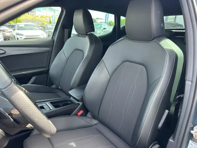 Vue intérieure rapprochée des sièges avant en textile et TEP noir asphalte d'une CUPRA Formentor 2025, avec coutures contrastées.