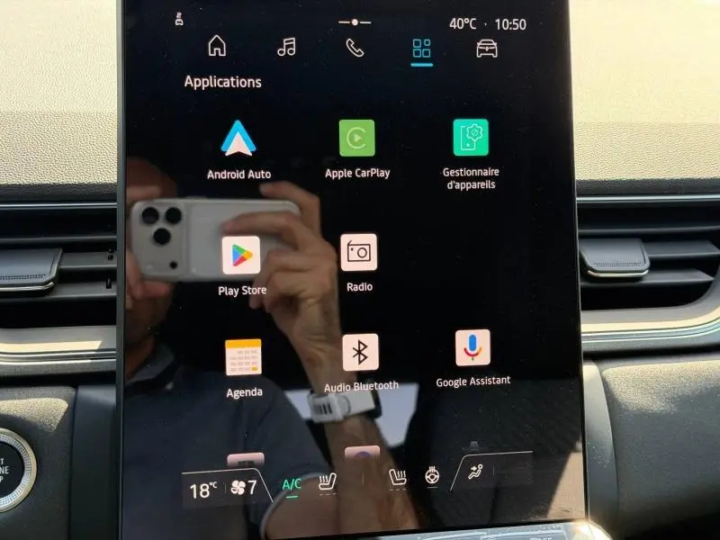 Vue rapprochée de l'écran tactile central du Renault Captur 2026 avec interface multimédia et commandes climatisation visibles.