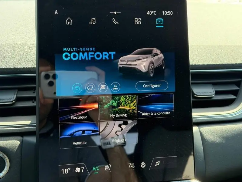 Écran tactile central affichant le mode Multi-Sense Comfort avec image du Renault Captur gris Rafale en vue 3/4 avant.