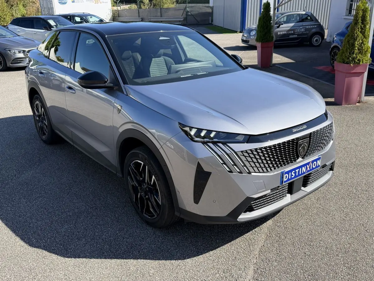 Peugeot 3008 gris clair vue 3/4 arrière droit, toit noir, vitres teintées et jantes noires distinctives.