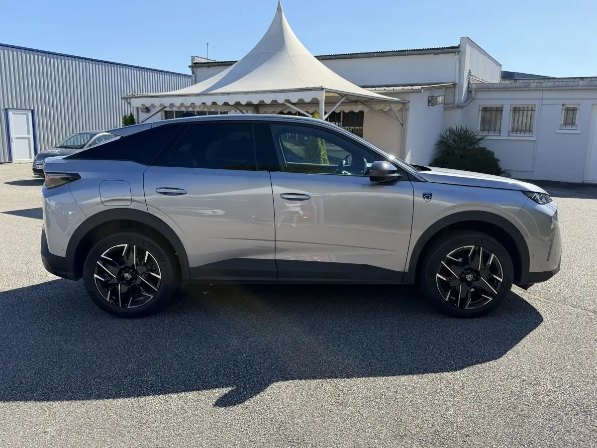 Vue 3/4 avant droit du Peugeot 3008 gris clair avec calandre noire à motif géométrique et phares LED distinctifs.