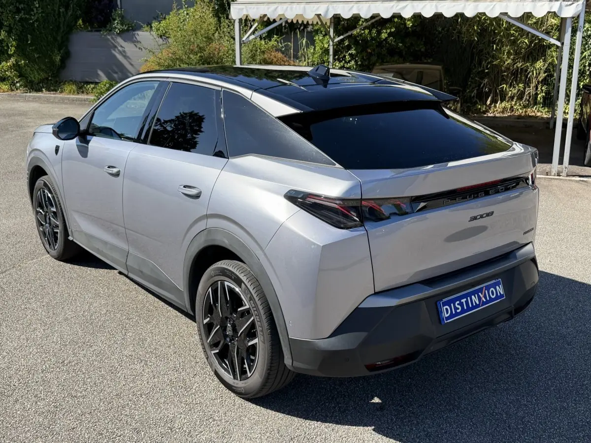 Peugeot 3008 gris clair en 3/4 arrière droit, avec toit noir et jantes noires distinctives.
