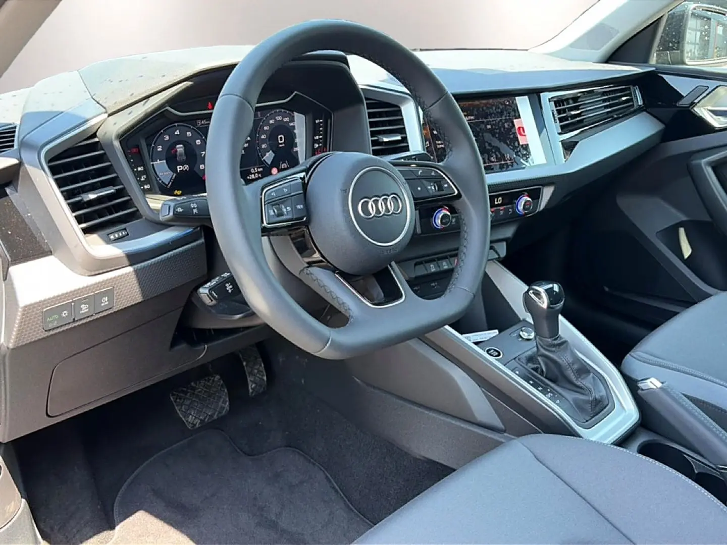 Intérieur avant droit de l'Audi A1 Sportback 30 TFSI 116 S line 2026, volant cuir multifonction et écran tactile.