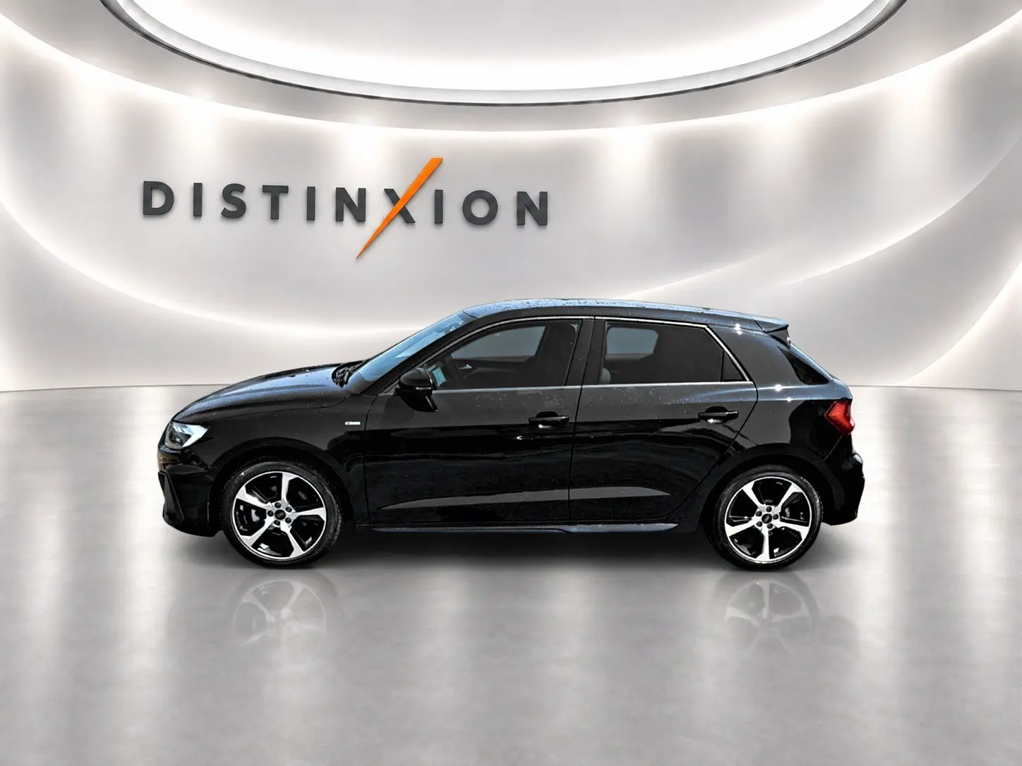 Audi A1 Sportback noir vue de profil côté gauche dans un showroom avec jantes alliage et toit noir brillant.