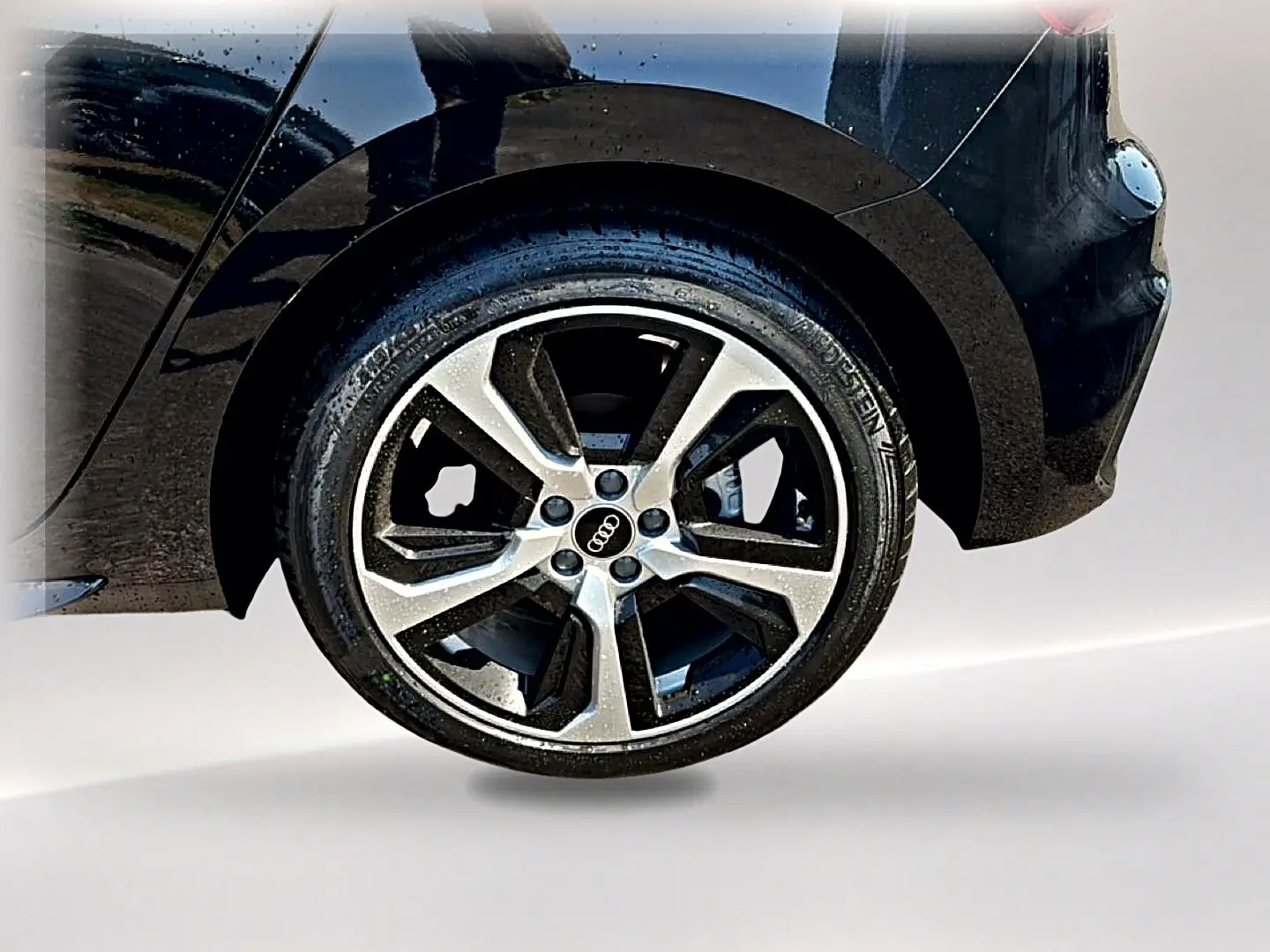 Gros plan sur la roue arrière droite noire d’une Audi A1 Sportback 30 TFSI S line 2026 avec jante alu bicolore.