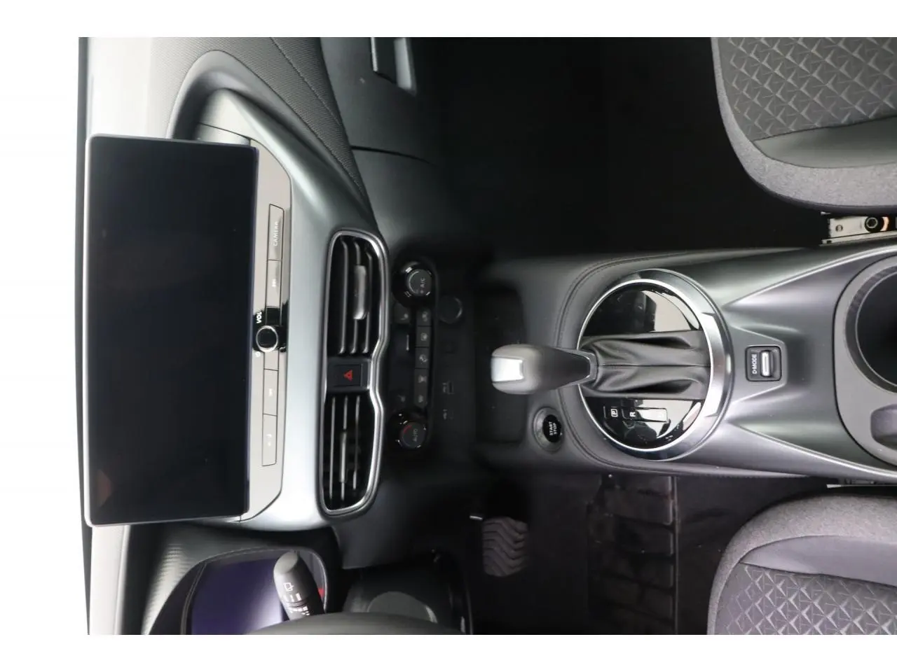 Vue intérieure centrée sur la console centrale et l'écran tactile du Nissan Juke 1.6 Hybrid, finition N-Connecta.