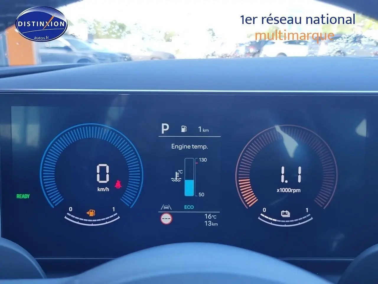 Tableau de bord numérique du Hyundai Tucson blanc atlas 2025, affichage vitesse et température moteur.