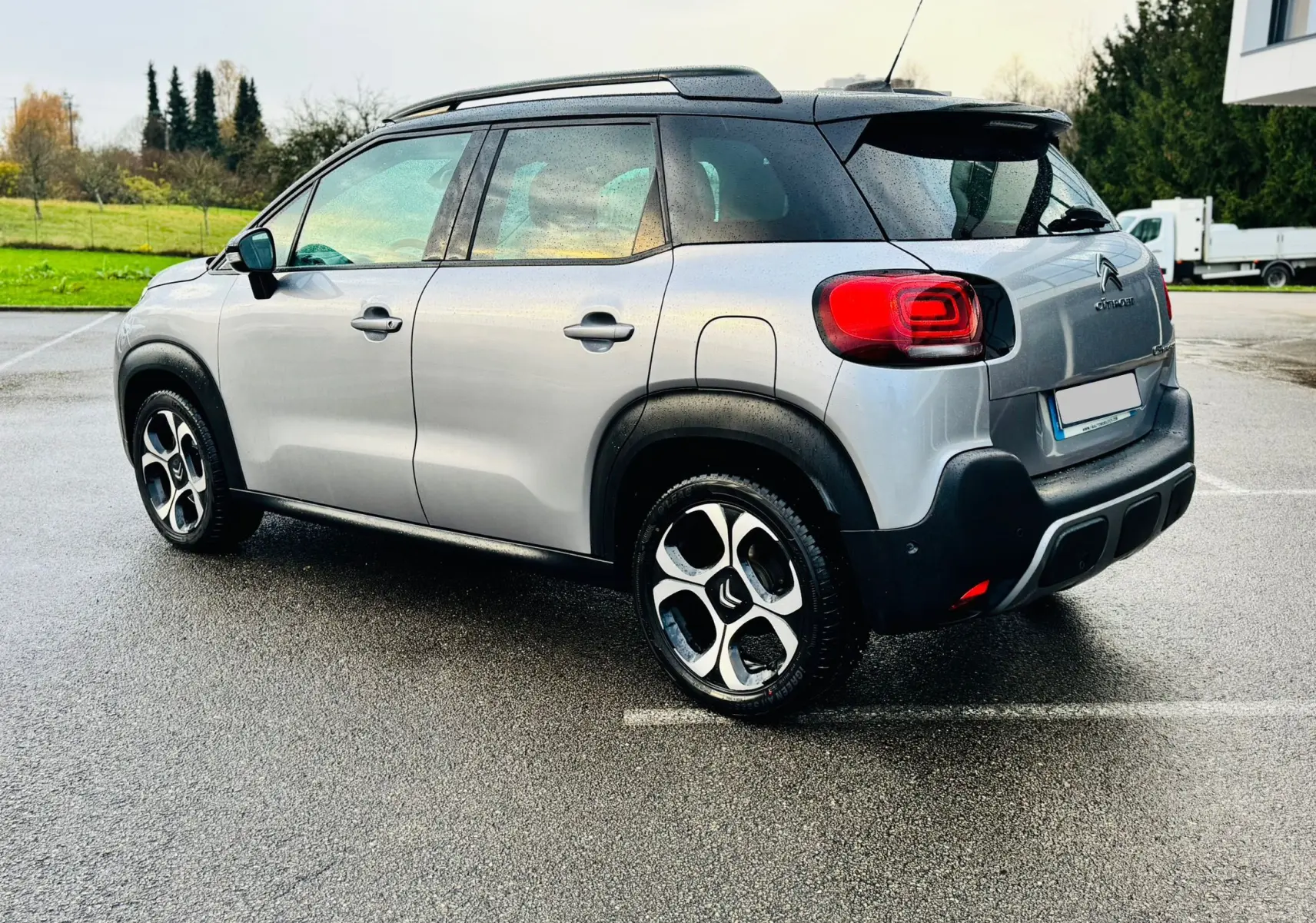 Citroën C3 Aircross gris Artense vue 3/4 arrière côté gauche avec toit noir et jantes alliage distinctives