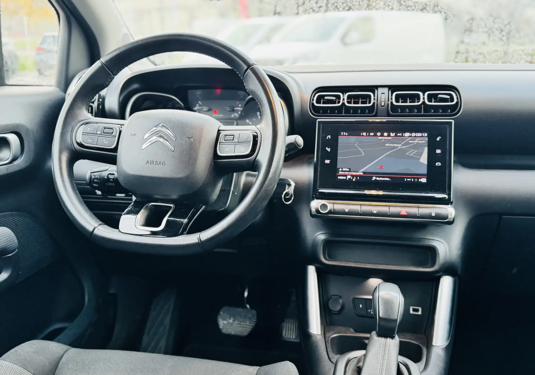 Intérieur du Citroën C3 Aircross 2020, vue frontale du tableau de bord avec volant cuir et écran tactile de navigation.