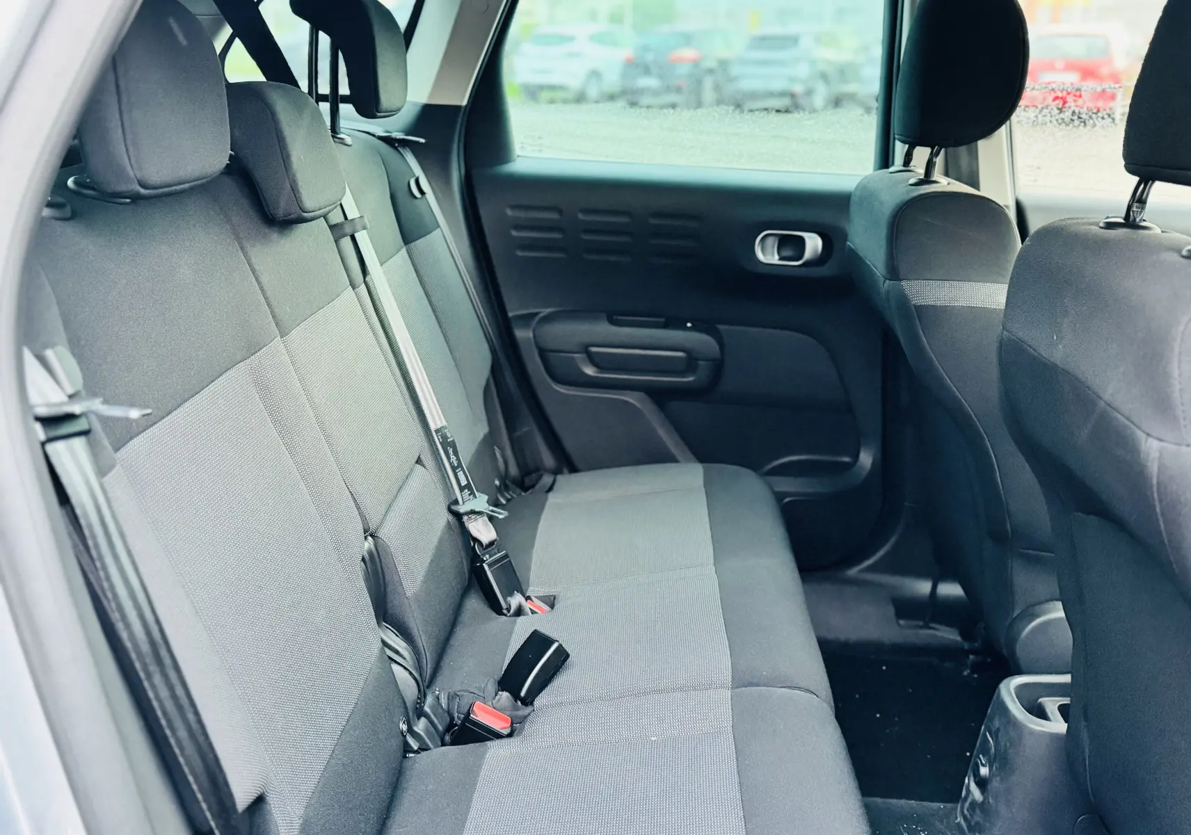 Vue intérieure côté droit montrant la banquette arrière en tissu gris du Citroën C3 Aircross 2020 finition Shine.