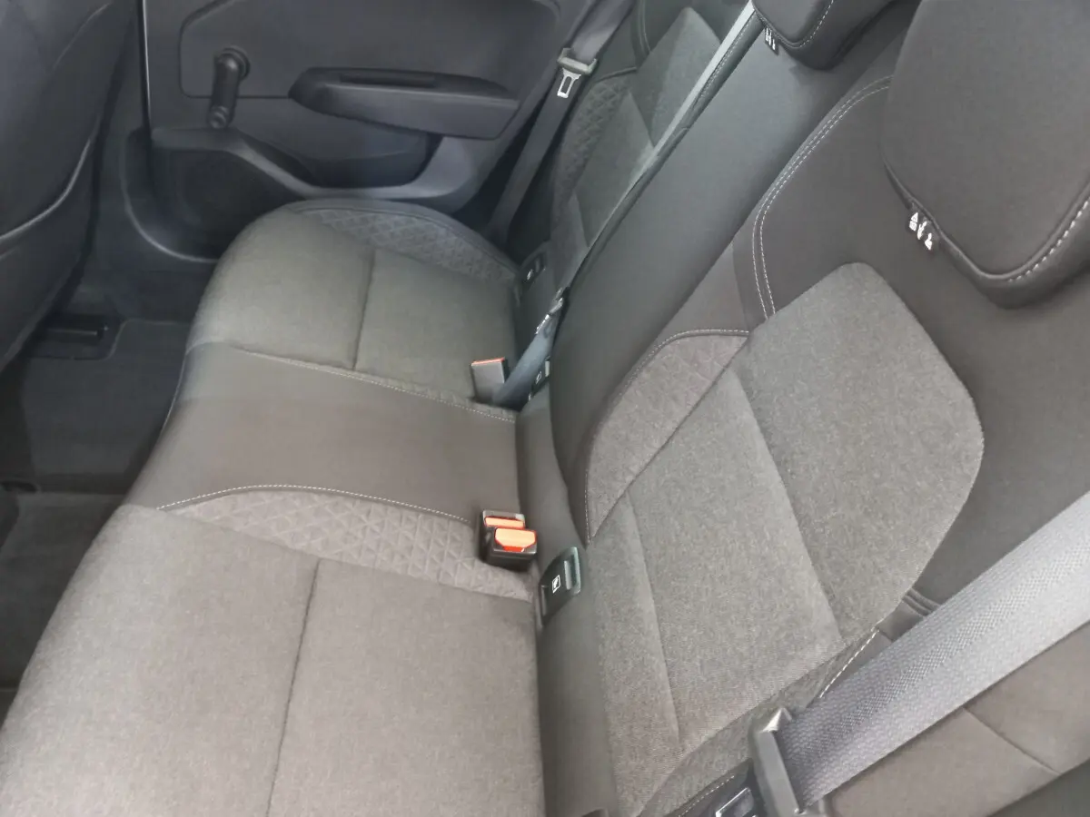 Vue rapprochée de la banquette arrière grise de la Renault Clio Business 2021, avec ceintures et fixations Isofix visibles.