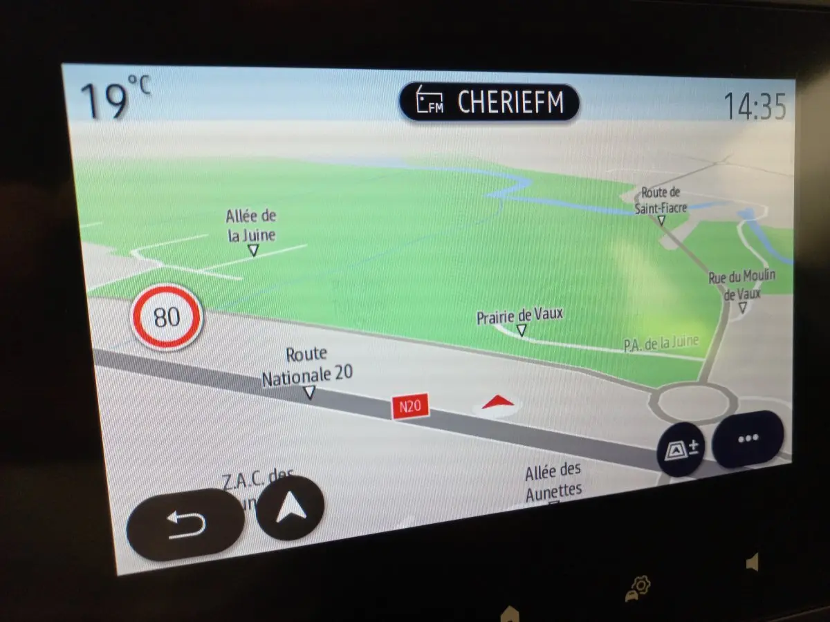 Écran tactile 7 pouces du système de navigation de la Renault Clio Business blanc, affichant carte et info trafic.