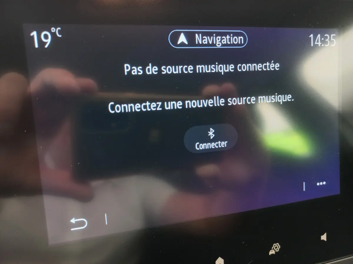 Écran tactile du système de navigation de la Renault Clio Business blanc, affichant l'invite de connexion Bluetooth musique