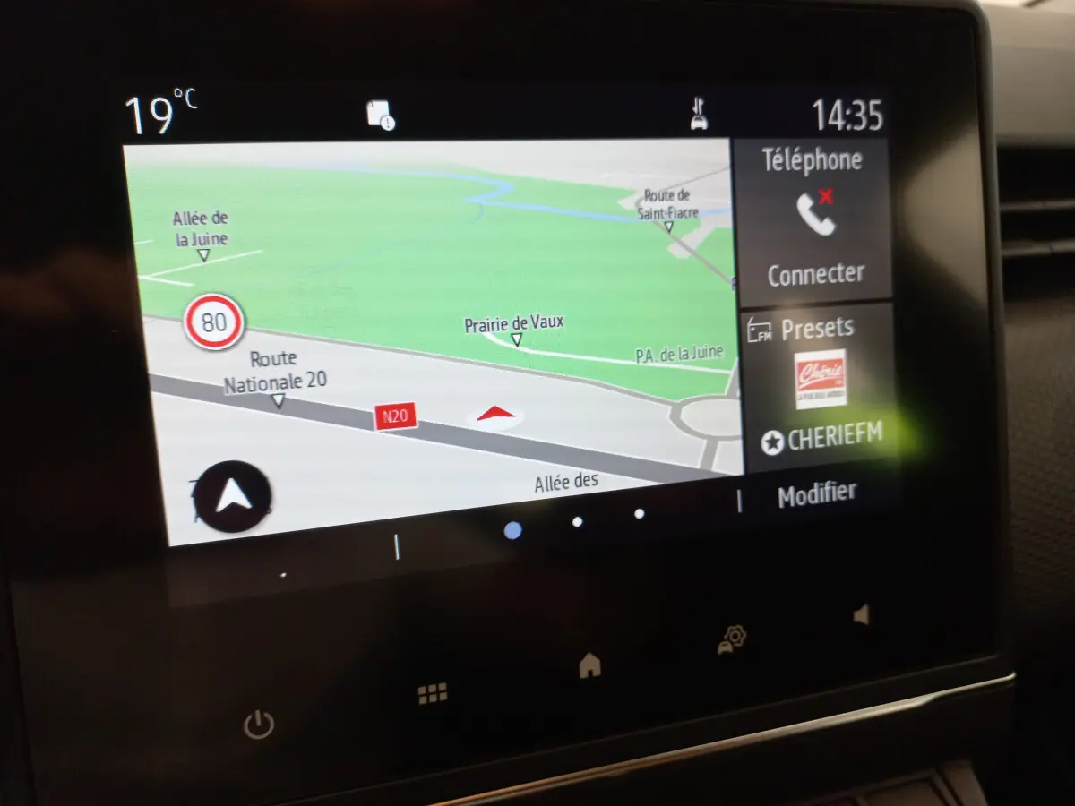 Écran tactile central de navigation et multimédia dans Renault Clio Business blanc, affichage 7 pouces, vue intérieure rapprochée.