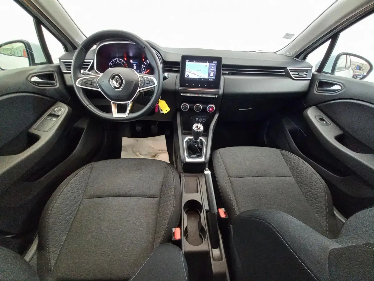 Intérieur de la Renault Clio Business 2021 vu de face, tableau de bord noir avec écran tactile et volant multifonctions.