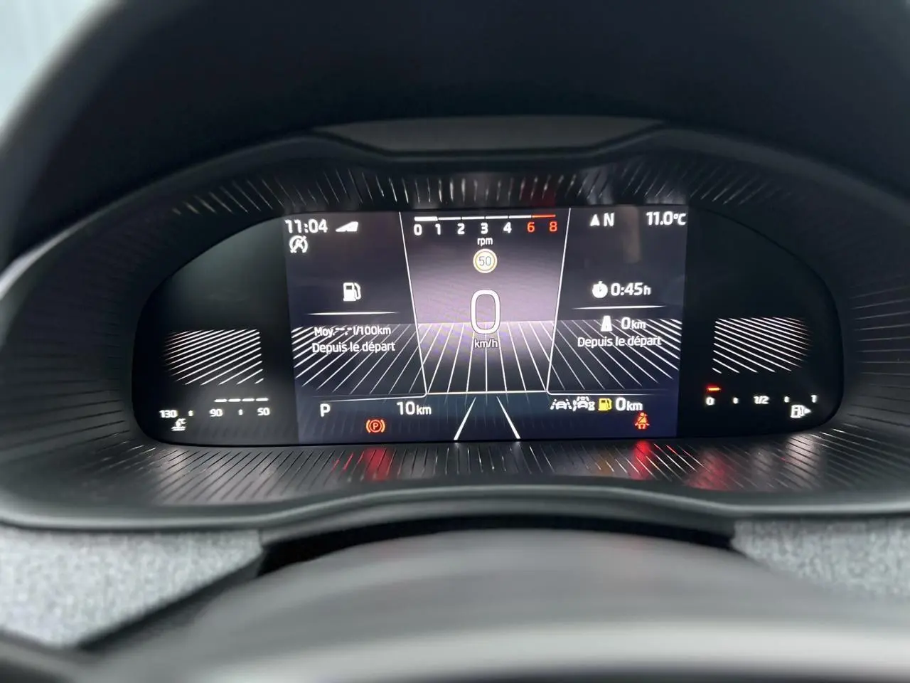 Vue rapprochée du tableau de bord numérique du Skoda Kamiq 2025, affichage clair des informations de conduite.