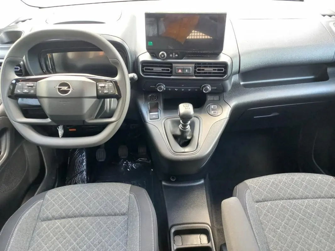 Intérieur de l’Opel Combo Life 2025, vue de face sur le volant, tableau de bord et levier de vitesse manuel.
