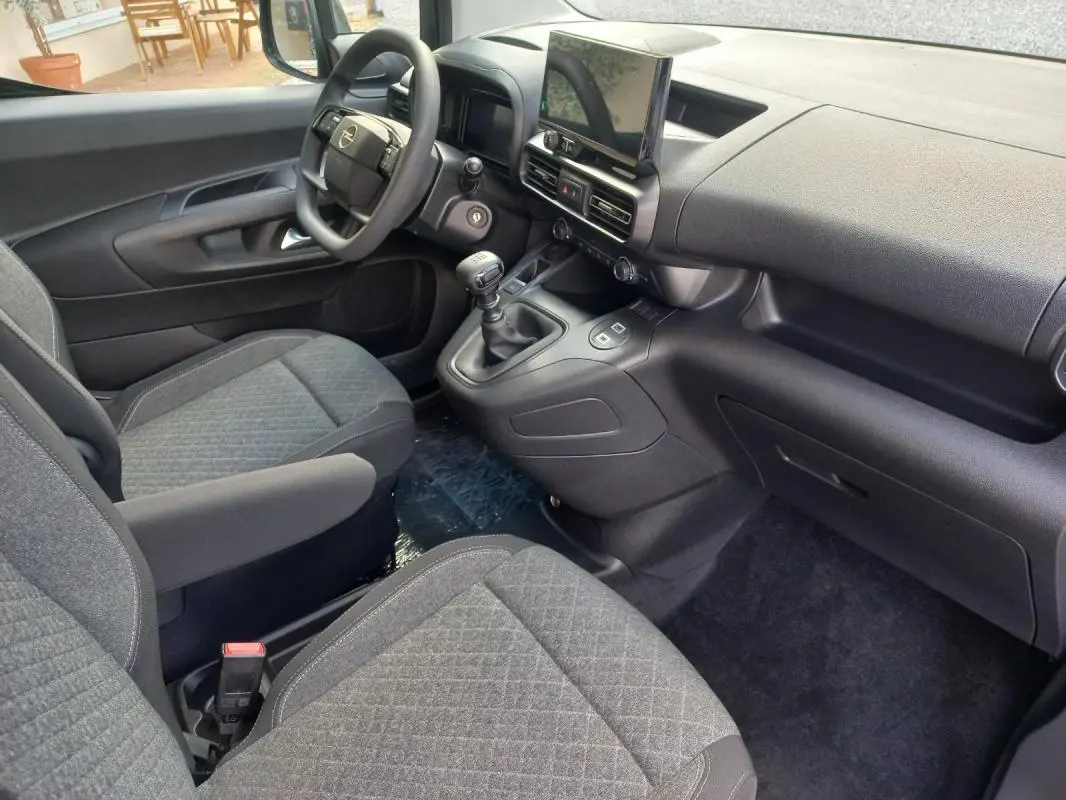 Intérieur de l’Opel Combo Life 2025, vue côté conducteur montrant tableau de bord et levier de vitesse manuel.