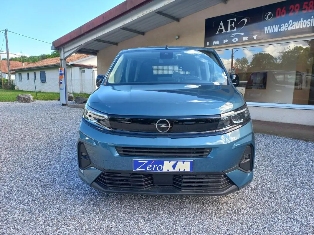 Vue frontale de l’Opel Combo Life M 2025 bleu, avec calandre noire et plaque d’immatriculation « Zero KM ».