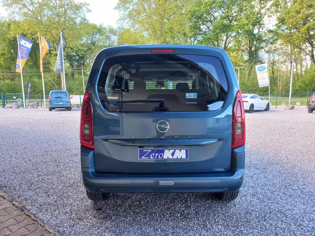 Vue arrière d'un Opel Combo bleu 2025 avec logo et plaque d'immatriculation Zero KM visible en extérieur.