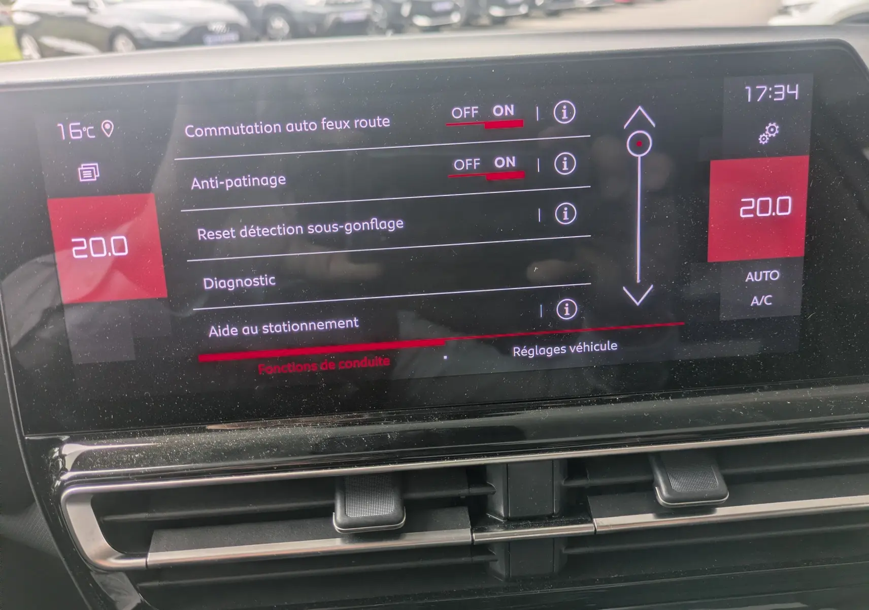 Écran tactile central du tableau de bord du Citroën C5 Aircross hybride 2025 affichant les réglages d’aides à la conduite.