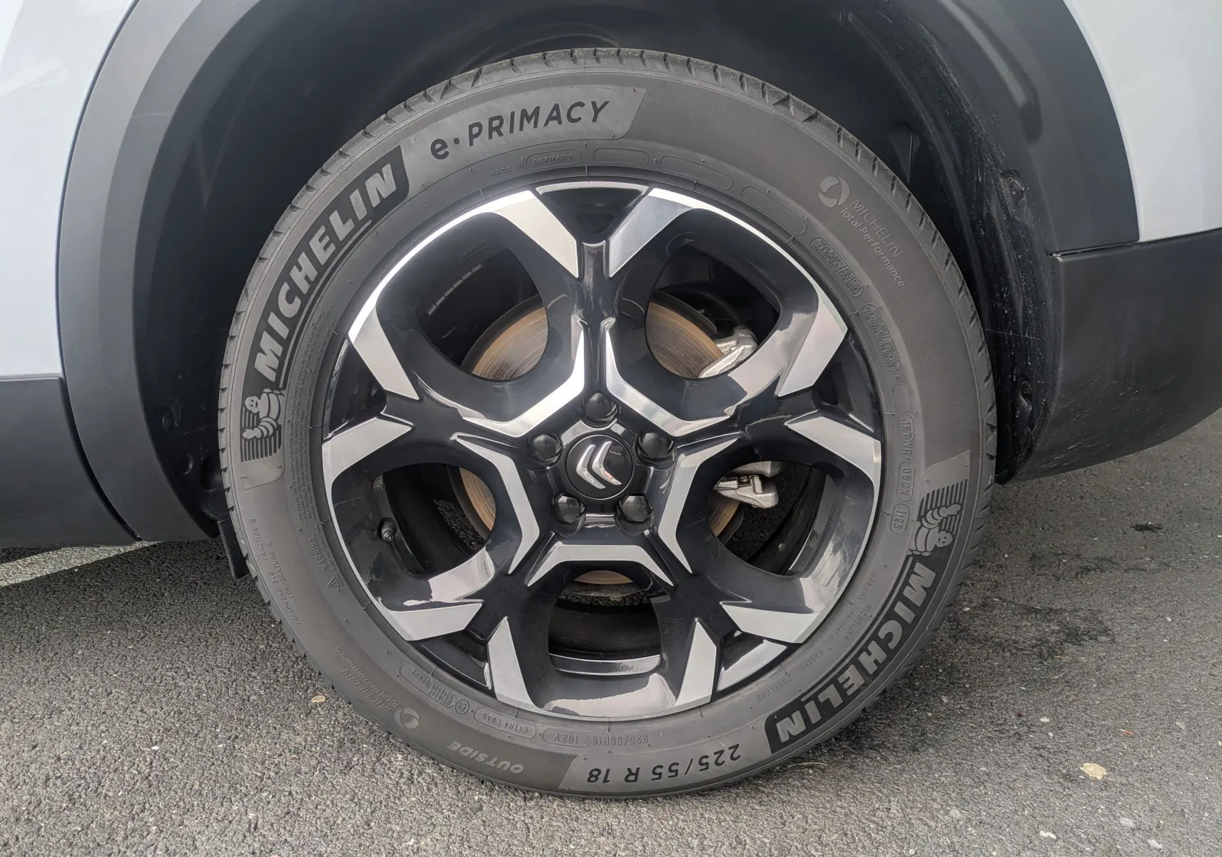 Gros plan sur la jante alliage biton 18 pouces et pneu Michelin d’un Citroën C5 Aircross blanc Okenite, côté arrière droit.