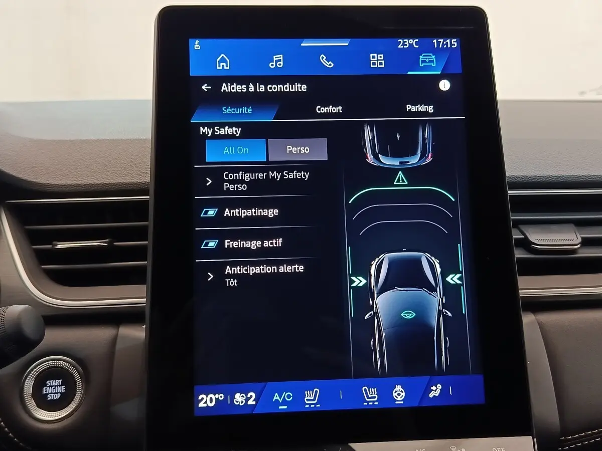 Écran tactile central affichant les aides à la conduite du Renault Symbioz noir, vue intérieure frontale.