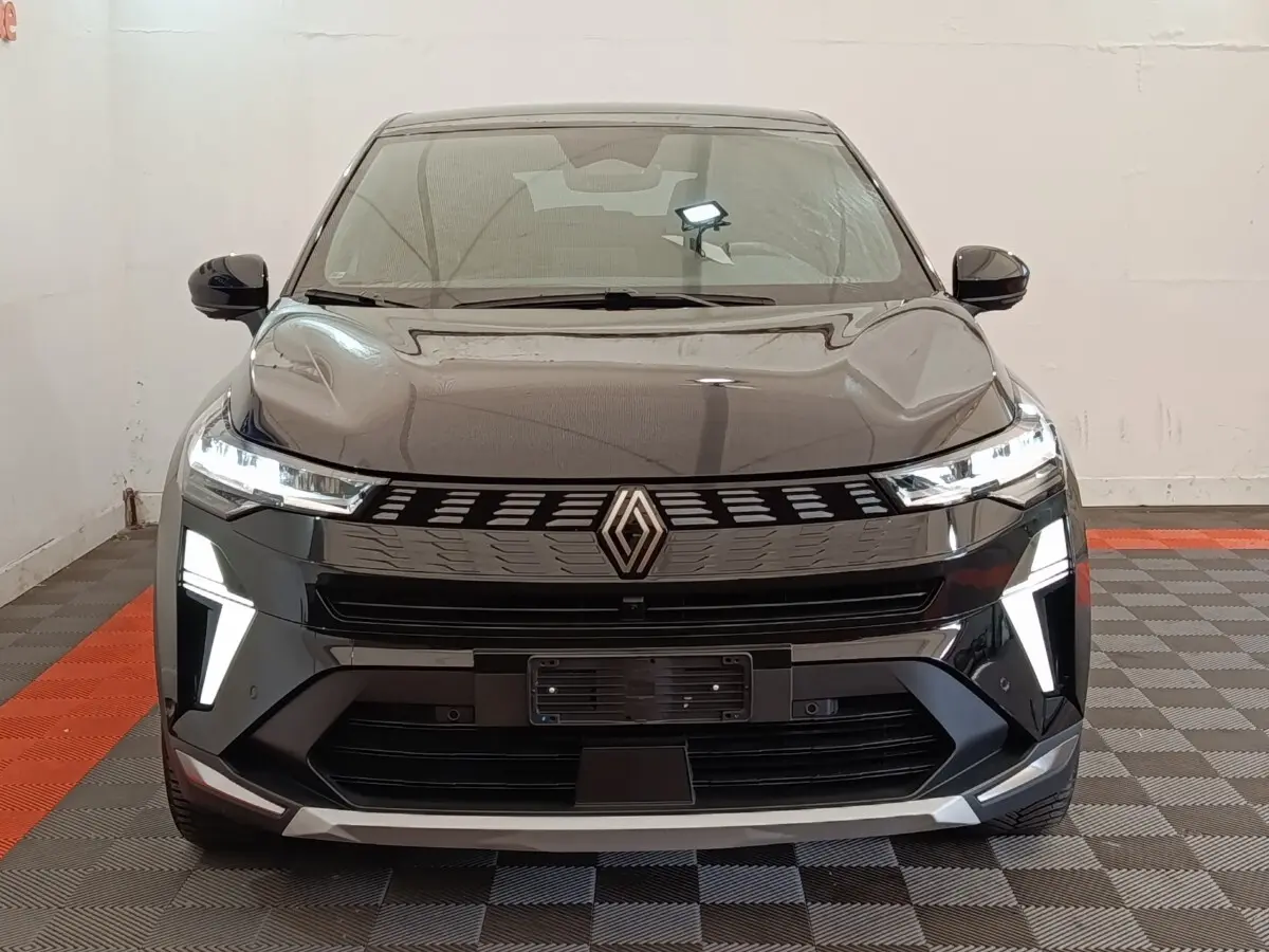 Vue frontale d'une Renault SYMBIOZ noire avec éclairage LED distinctif et calandre moderne.