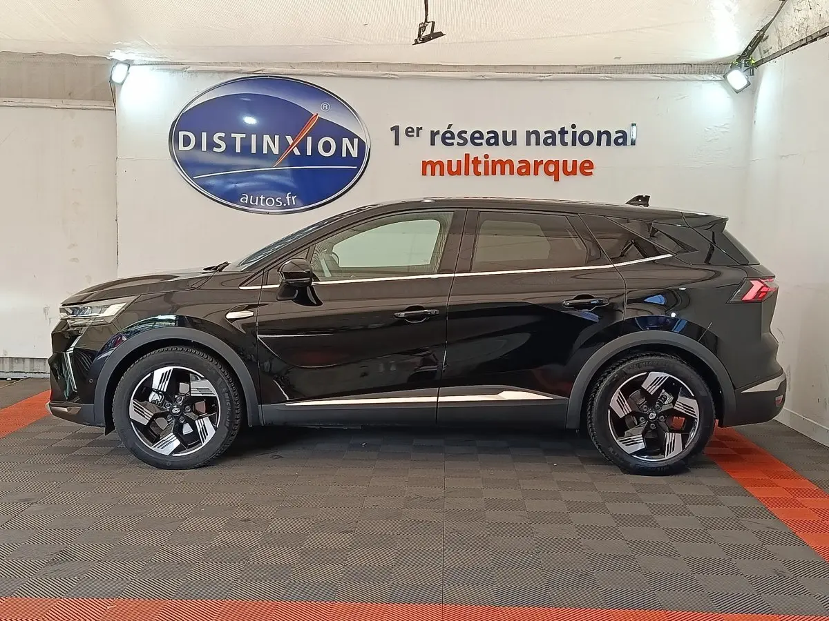 Vue de profil côté gauche du Renault Symbioz noir, soulignant ses jantes modernes et lignes épurées.