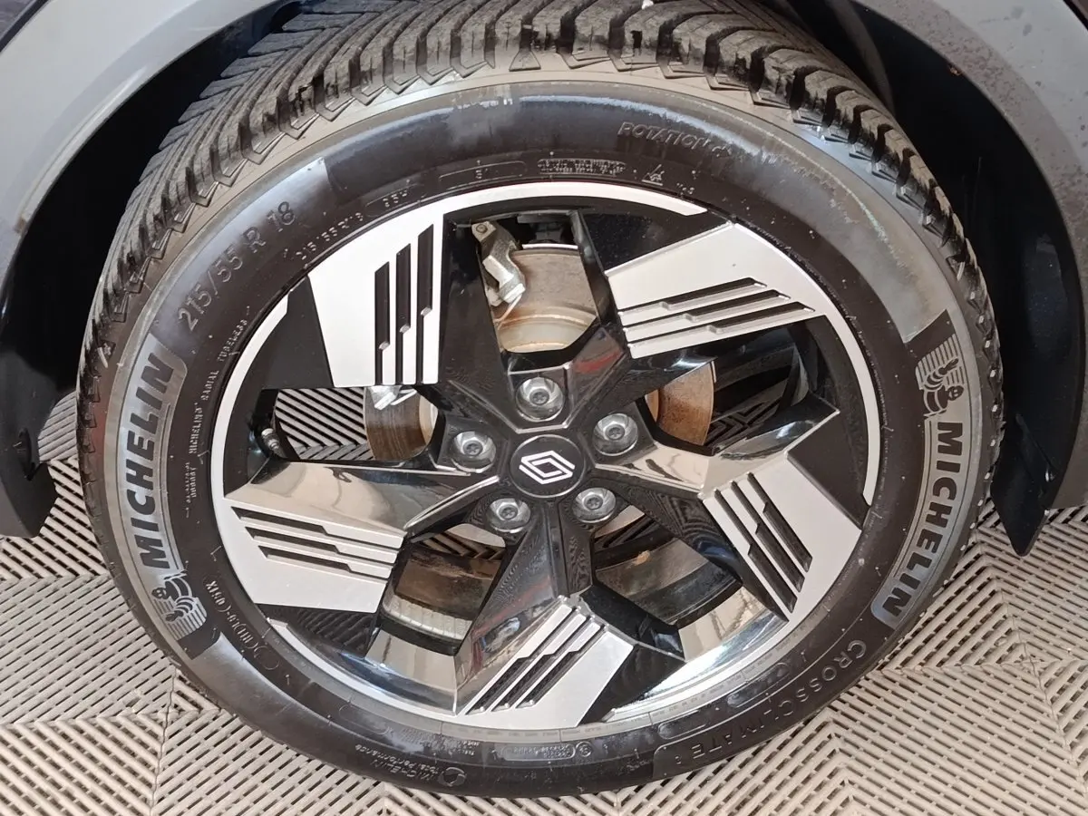 Gros plan sur la roue Michelin d'un Renault SYMBIOZ noir, montrant le pneu et l'arche de roue côté gauche.