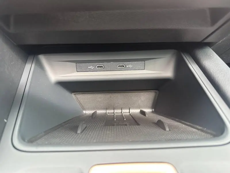 Vue rapprochée de la console centrale noire du CUPRA Formentor 2026, montrant deux ports USB-C intégrés.