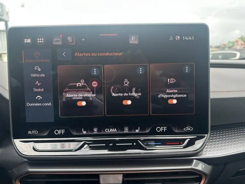 Écran tactile central intérieur de la CUPRA Formentor noir Minuit, affichant les alertes au conducteur.
