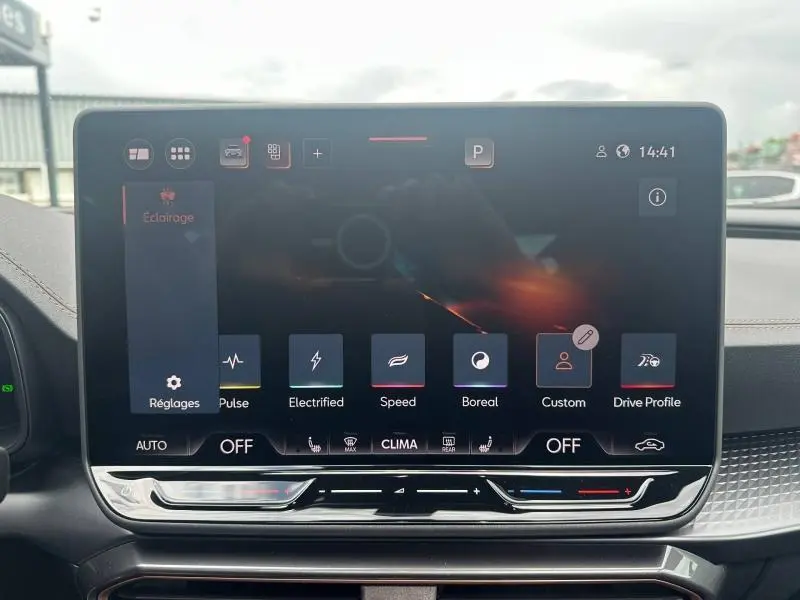 Écran tactile central du tableau de bord du CUPRA Formentor 2.0 TDI, affichant les réglages d’éclairage et modes de conduite.