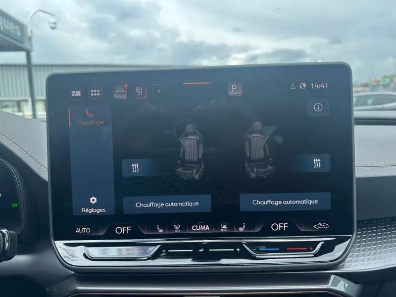Écran tactile central affichant le réglage du chauffage des sièges dans le cockpit du CUPRA Formentor noir Minuit métallisé.