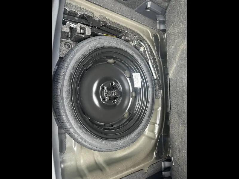 Vue rapprochée de la roue de secours noire dans le coffre du CUPRA Formentor 2.0 TDI 150ch V DSG7 Noir Minuit métallisé 2026.