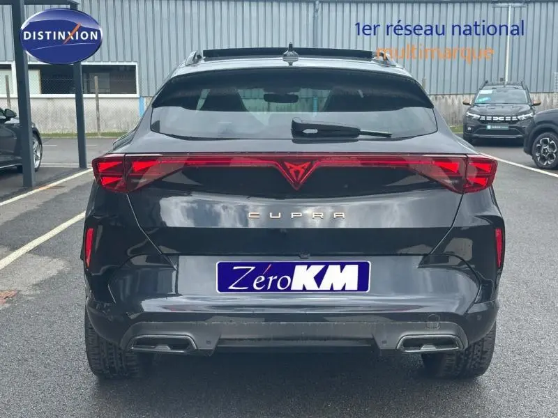 Vue arrière d’un CUPRA Formentor noir Minuit métallisé avec feux LED reliés et double sortie d’échappement.