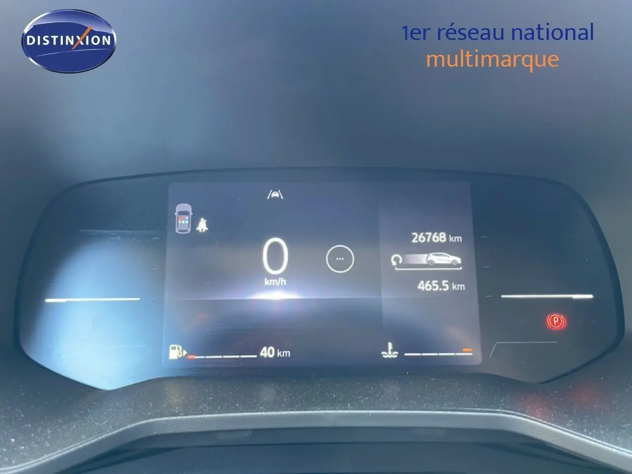Tableau de bord numérique de Renault Clio 2025 affichant vitesse à 0 km/h et autonomie restante de 40 km.
