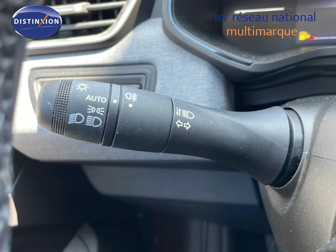 Gros plan sur la commande des feux et clignotants dans l’habitacle d’une Renault Clio 2025.