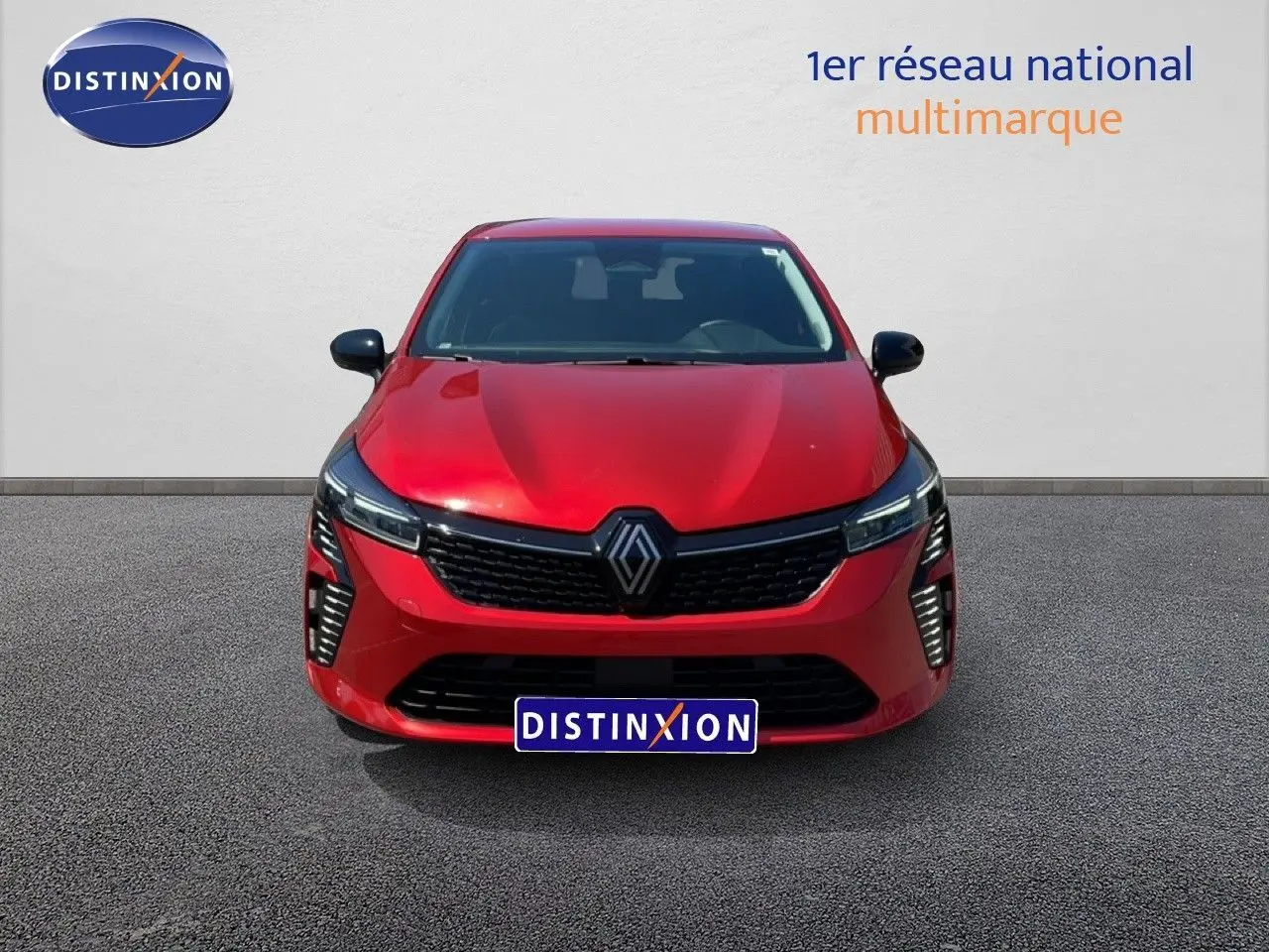 Renault Clio V BlueDCI 100ch Evolution rouge flamme métal vue de face avec calandre noire et phares LED distinctifs.