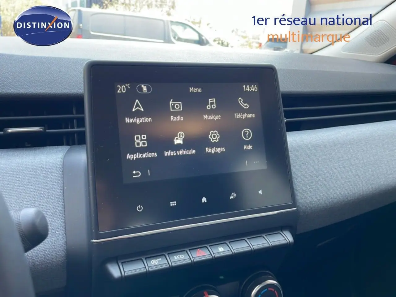 Vue intérieure du tableau de bord de Renault Clio rouge flamme, écran tactile central avec menu multimédia affiché.